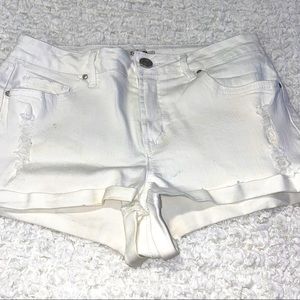 Juniors Refuge Distressed Shorts. GUC White Size 8